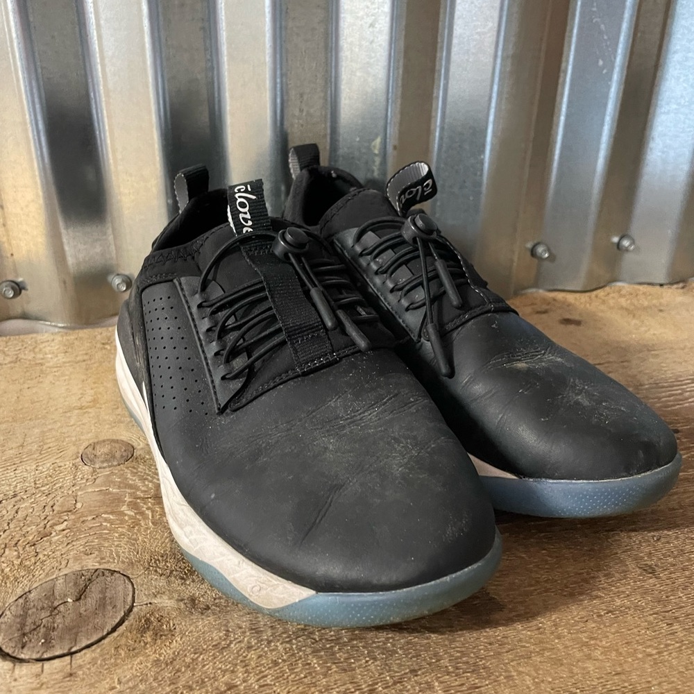 Clove nursing sneakers